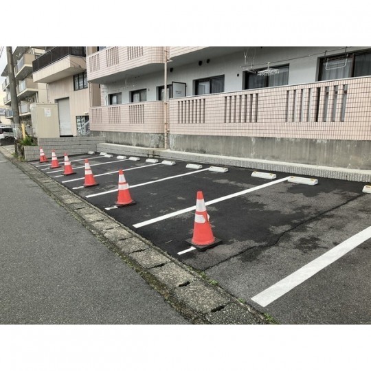 サンパールハイム敷地内月極駐車場