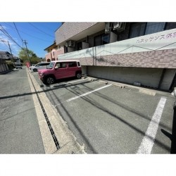 ルネッサンス保田窪月極駐車場